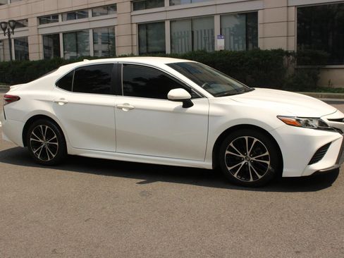 Used 2019 Toyota Camry SE FWD image 2
