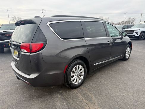 Used 2017 Chrysler Pacifica Touring-L image 5