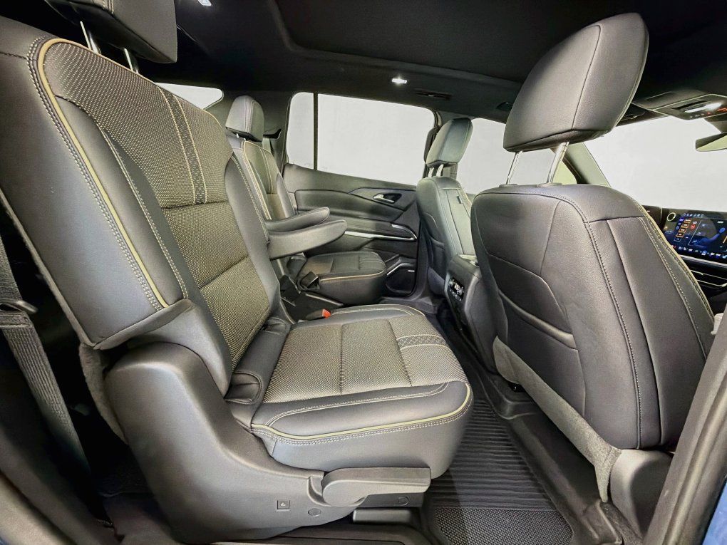 Used 2025 Chevrolet Traverse High Country FWD image 30