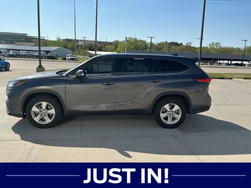 Used 2022 Toyota Highlander L FWD image 3