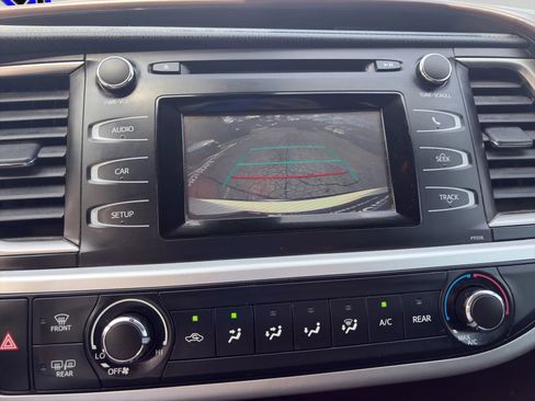 Used 2018 Toyota Highlander LE image 14