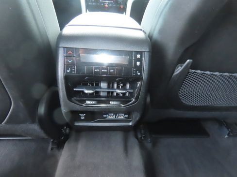 Used 2022 Jeep Grand Cherokee L Limited AWD/4WD image 23