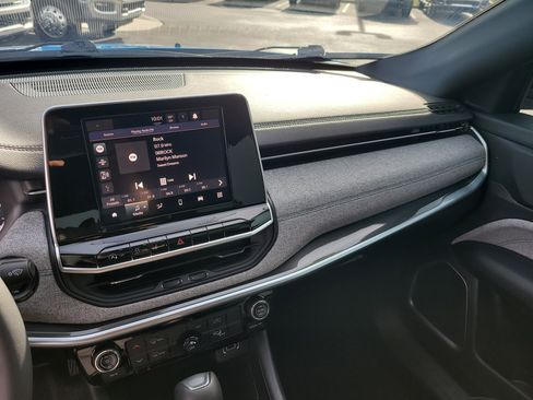 Used 2025 Jeep Compass Latitude image 19