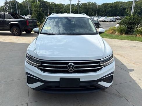 Used 2024 Volkswagen Tiguan SE AWD/4WD image 2