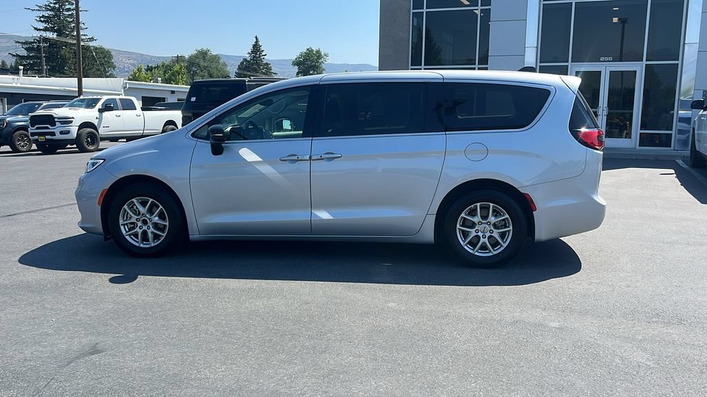 Used 2024 Chrysler Pacifica Touring-L FWD image 8