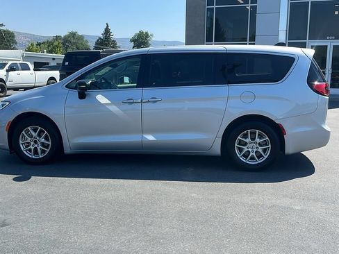 Used 2024 Chrysler Pacifica Touring-L FWD image 8