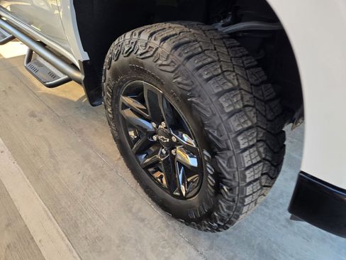 Used 2024 Chevrolet Silverado 1500 Custom Trail Boss w/ LPO, Dark Essentials Package image 5