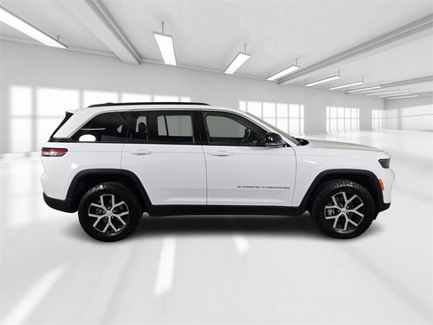 Used 2024 Jeep Grand Cherokee Limited image 8