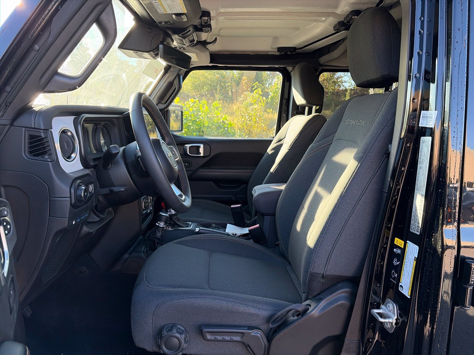 Used 2024 Jeep Wrangler Unlimited Sahara w/ Technology Group AWD/4WD image 9