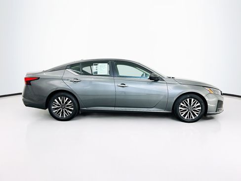 Used 2025 Nissan Altima 2.5 SV FWD image 10