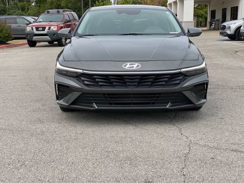 Certified 2025 Hyundai Elantra SE FWD image 2