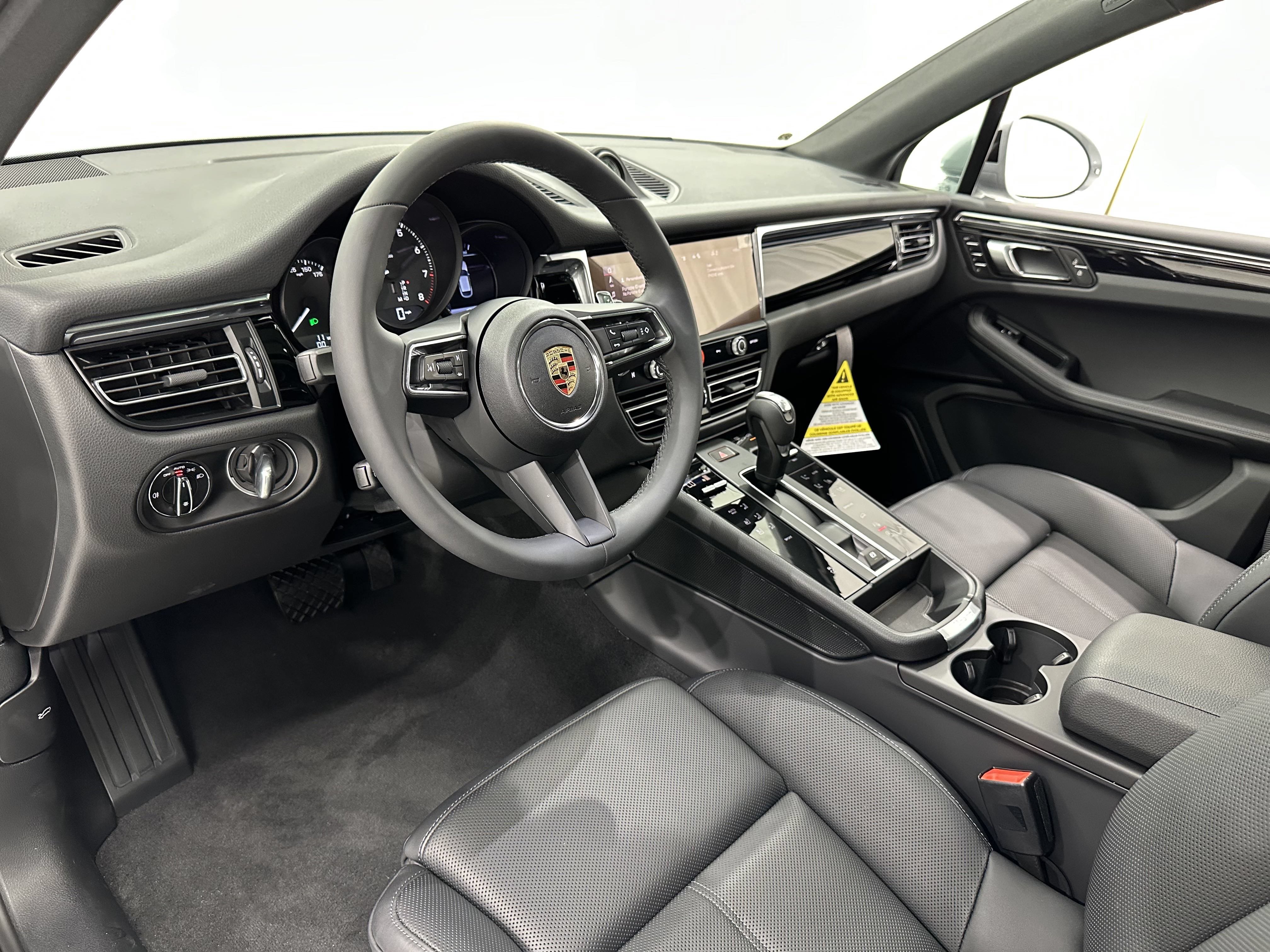 Used 2025 Porsche Macan AWD/4WD image 4