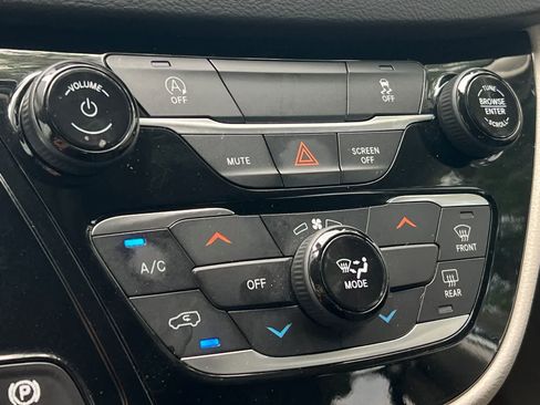 Used 2022 Chrysler Voyager LX FWD image 20