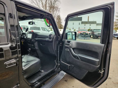 Used 2017 Jeep Wrangler Unlimited Sahara image 38