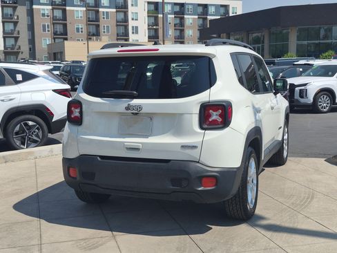 Used 2018 Jeep Renegade Latitude FWD image 3
