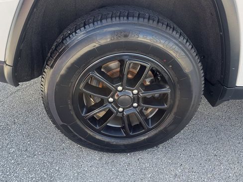 Used 2018 Jeep Grand Cherokee Laredo AWD/4WD image 13