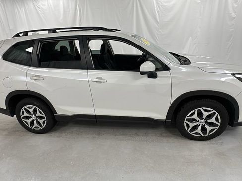 Used 2022 Subaru Forester Premium image 2