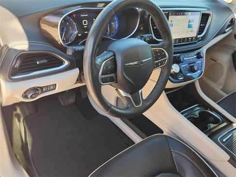 Used 2022 Chrysler Pacifica Limited image 2