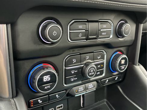 Used 2023 Chevrolet Suburban LT w/ Luxury Package image 19