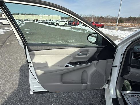 Used 2016 Toyota Camry XLE image 23