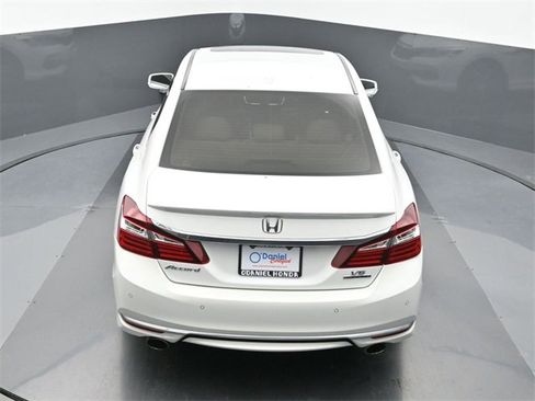 Used 2017 Honda Accord Touring image 16