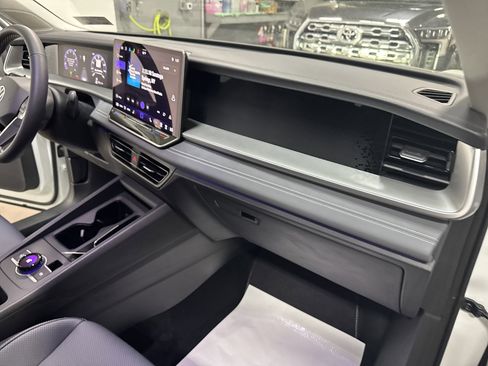 New 2025 Volkswagen Tiguan SE image 39