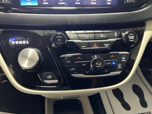 Used 2024 Chrysler Pacifica Touring-L FWD image 23