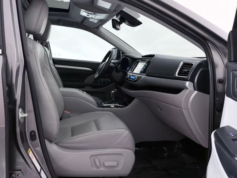 Used 2019 Toyota Highlander XLE AWD/4WD image 27