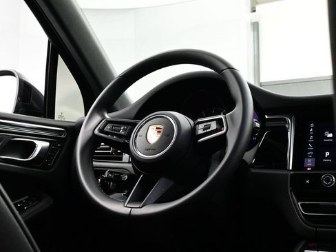 Certified 2025 Porsche Macan AWD/4WD image 19