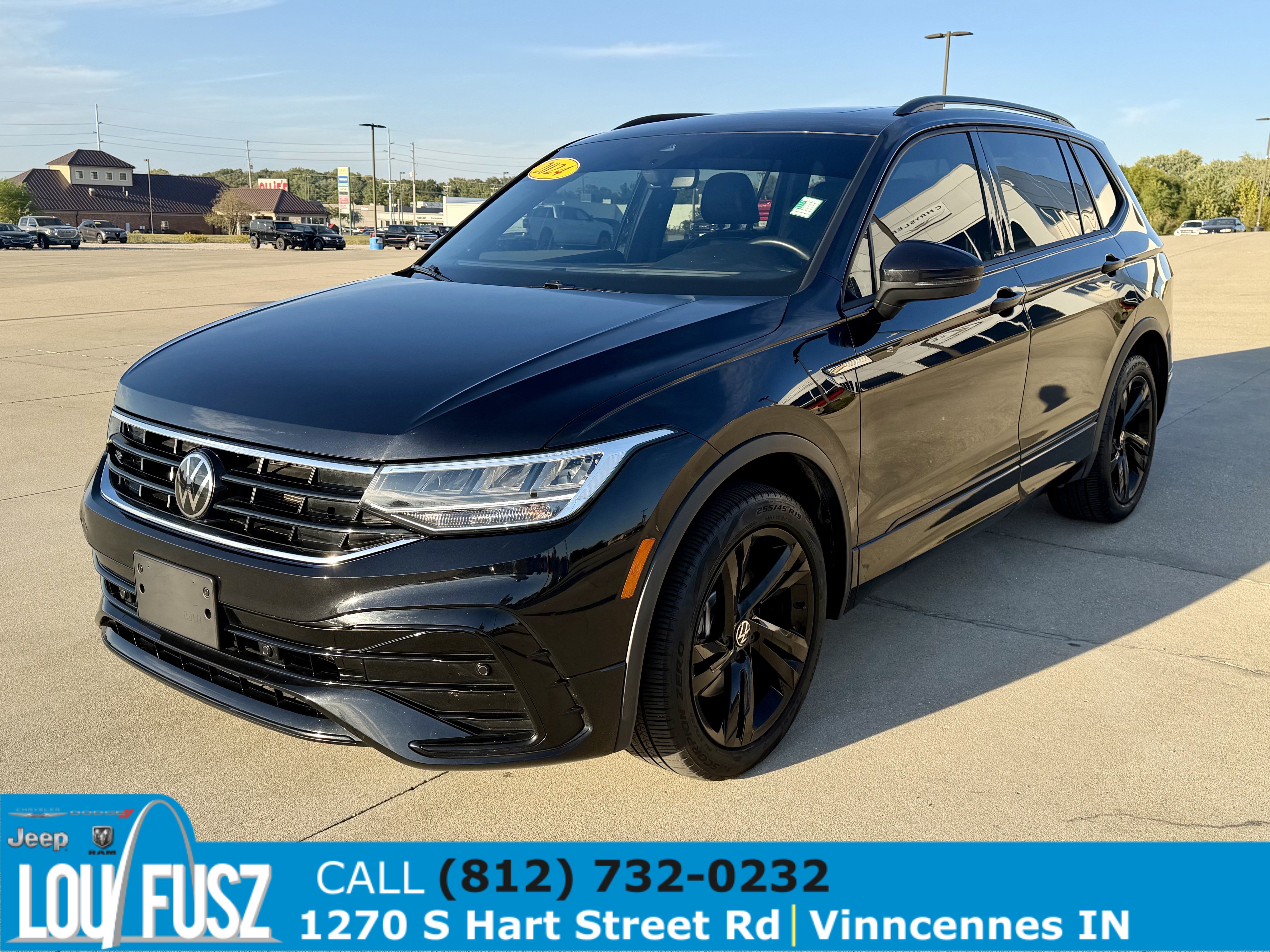 Used 2024 Volkswagen Tiguan SE R-Line FWD image 3
