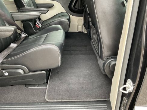 Used 2015 Chrysler Town & Country Touring w/ Driver Convenience Group FWD image 42