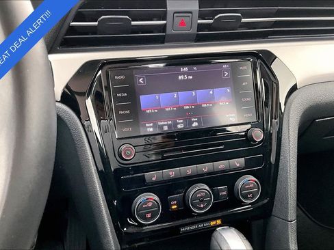 Used 2022 Volkswagen Passat 2.0T SE image 9