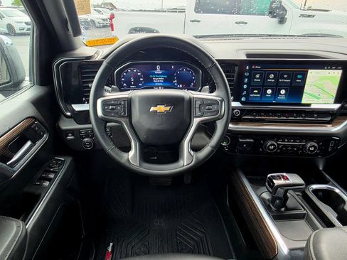 Used 2025 Chevrolet Silverado 1500 LT AWD/4WD image 18