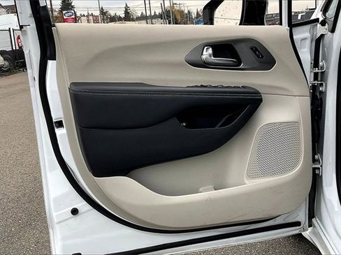 Used 2024 Chrysler Pacifica Select image 23