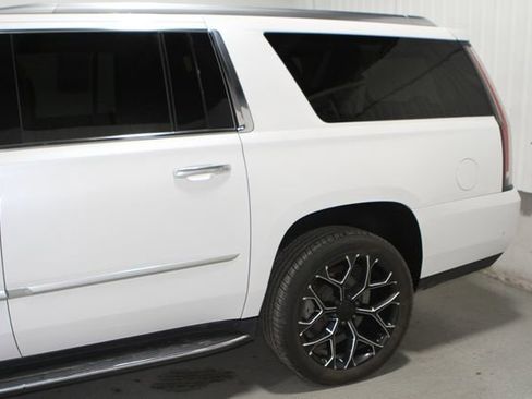 Used 2018 Cadillac Escalade ESV Luxury AWD/4WD image 10