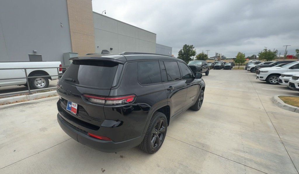 Used 2025 Jeep Grand Cherokee L Limited w/ Black Appearance Package RWD image 4