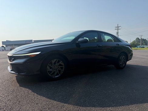 Used 2024 Hyundai Elantra SEL FWD image 9