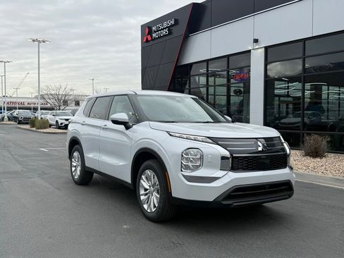 New 2026 Mitsubishi Outlander ES image 1