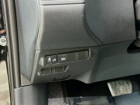 Used 2025 Toyota Corolla Cross LE AWD/4WD image 10