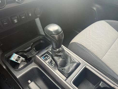 Used 2020 Toyota Tacoma TRD Off-Road w/ Technology Package AWD/4WD image 15