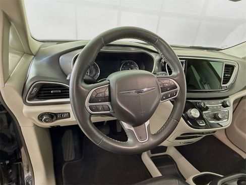 Used 2022 Chrysler Pacifica Touring-L image 12