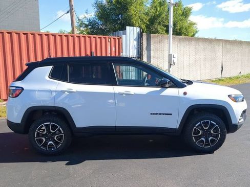 Used 2025 Jeep Compass Trailhawk AWD/4WD image 7