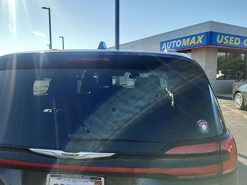 Used 2022 Chrysler Pacifica Touring-L w/ Uconnect Theater Family Group FWD image 8