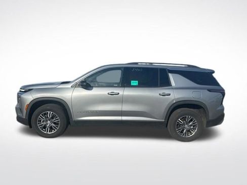 Used 2025 Chevrolet Traverse LT FWD image 2