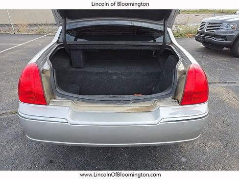 Used 2010 Lincoln Town Car Signature Limited image 13