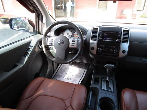 Used 2018 Nissan Frontier SV image 9