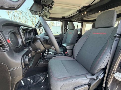 Used 2025 Jeep Wrangler Unlimited Rubicon AWD/4WD image 9