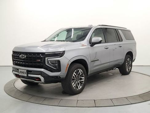 Used 2025 Chevrolet Suburban Z71 AWD/4WD image 3