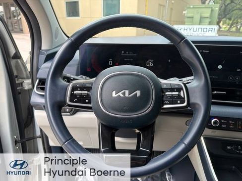 Used 2025 Kia Carnival EX FWD image 8
