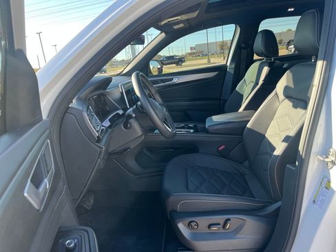 Used 2024 Volkswagen Atlas Cross Sport SE image 9